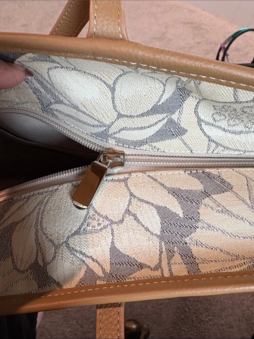 NWOT Jim Thompson floral lotus pattern and leather tote zip closure - Picture 8 of 8